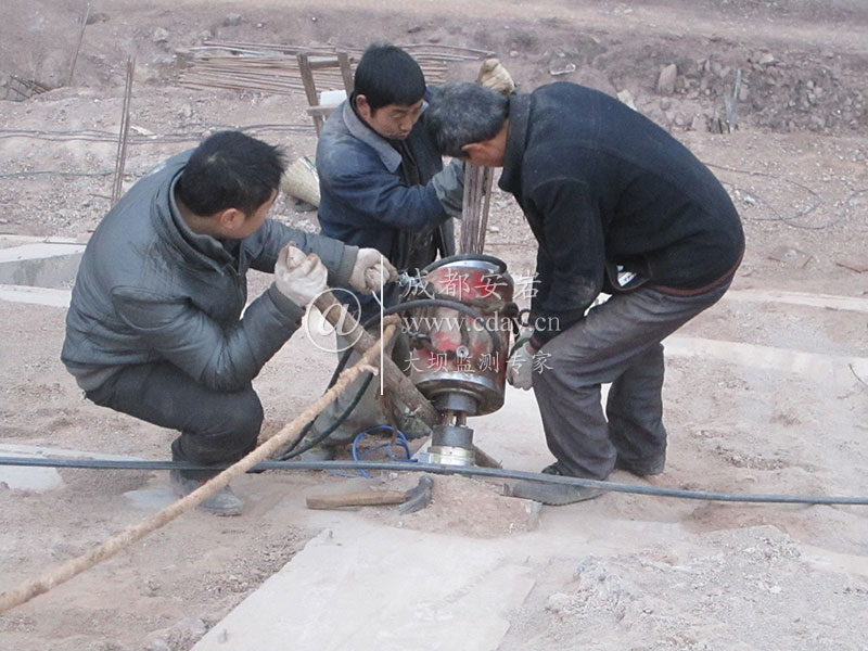 安岩物联施工现场：中铁八局兰渝铁路广元西站大型边坡锚索测力计安装