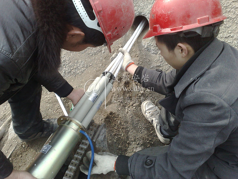 安岩物联施工现场：唐家山堰塞湖边坡监测多点位移计和锚索测力计安装